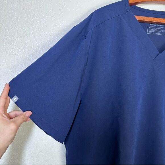 Figs Men's Leon Three Pocket Scrub Top in Navy Size XXL - Picture 4 of 10